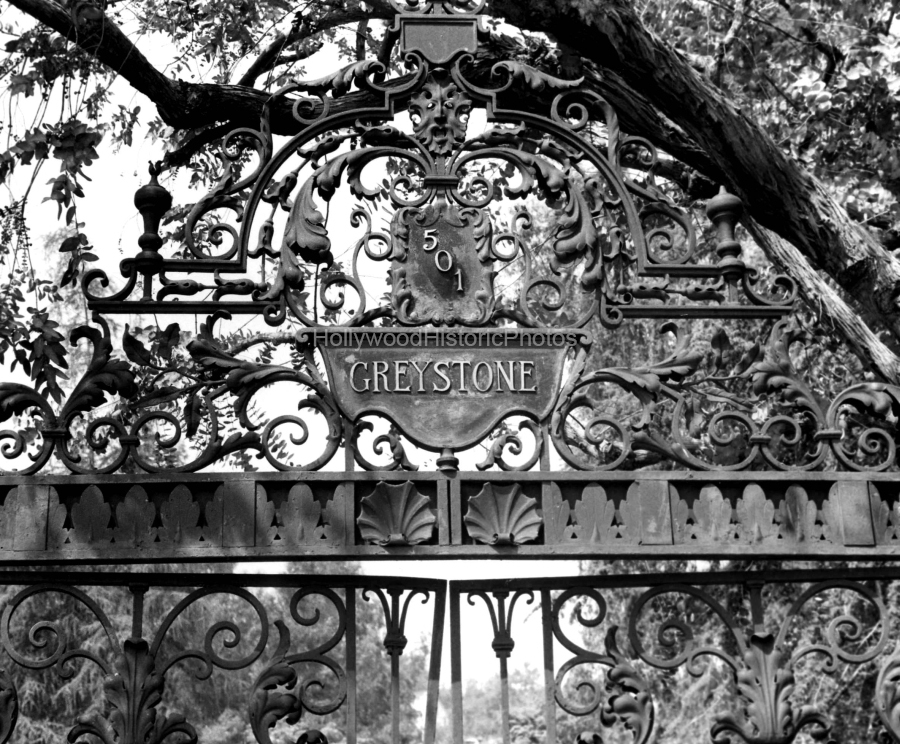 Greystone Mansion 1968 Doheny Main Gate 501 Doheny Rd wm.jpg
